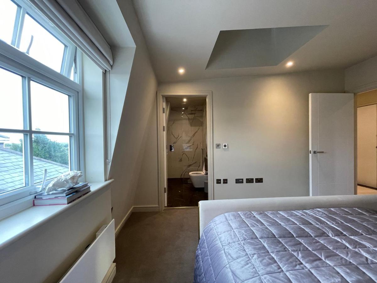 Luxurious, 2 Bed, 2 Bath Penthouse Apartment In Highly Desirable Chigwell Chcl F8 Bagian luar foto