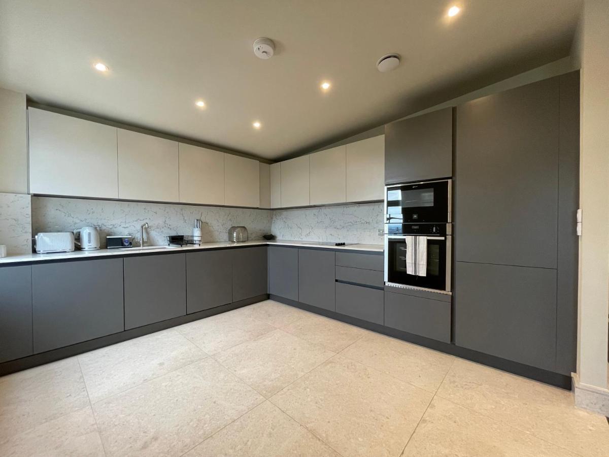 Luxurious, 2 Bed, 2 Bath Penthouse Apartment In Highly Desirable Chigwell Chcl F8 Bagian luar foto